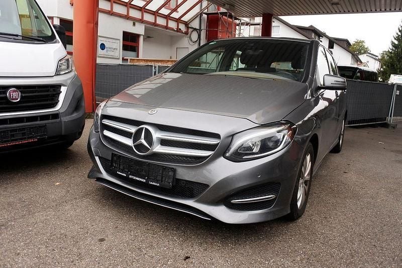 Grau Gebraucht 2018 Mercedes B200 Van / Kleinbus | 14.999 € (Guter Preis) - Bild 1/4