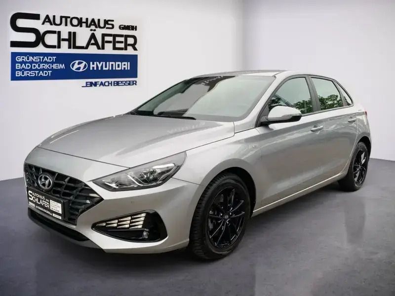 Shimmering silver / met Gebraucht 2023 Hyundai i30 Trend Limousine | 19.480 € (Fairer Preis) - Bild 1/1