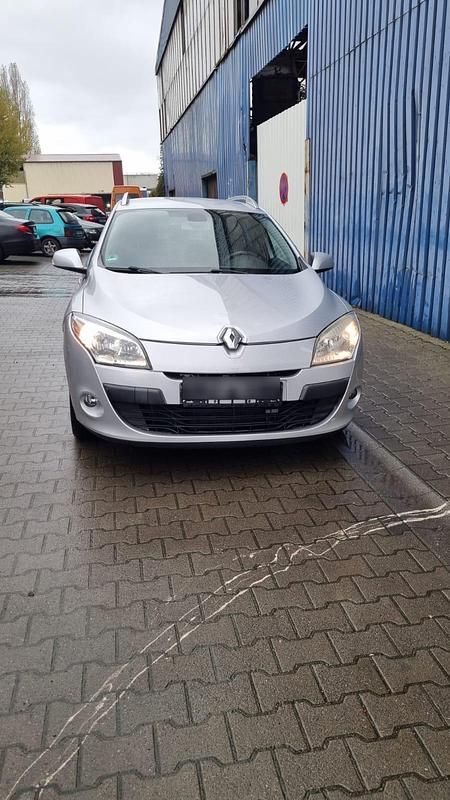 Silber Gebraucht 2010 Renault Mégane III SE Limousine | 3.650 € (Superpreis) - Bild 1/4