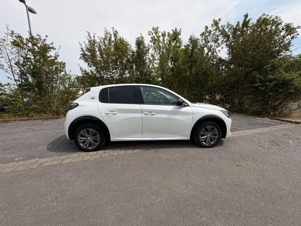 Gebraucht Peugeot e-208 Allure 100 kW (136 PS) 2022 Weiß Kleinwagen
