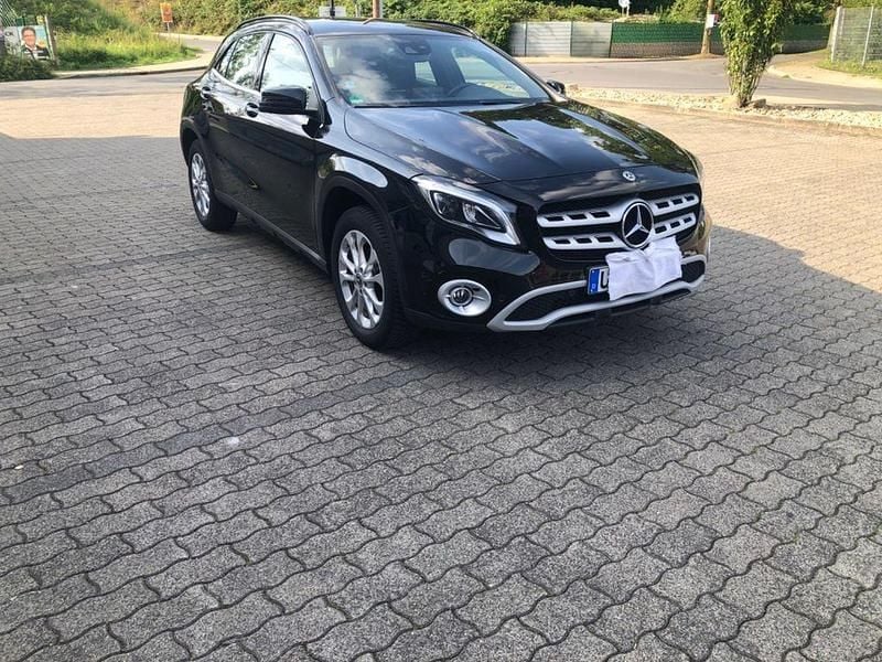 Schwarz Gebraucht 2019 Mercedes GLA220 Urban SUV | 24.500 € (Guter Preis) - Bild 1/4