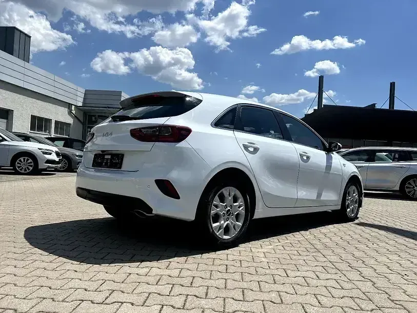 Gebraucht Kia Ceed Vision 99 PS (72 kW) 2024 Carraraweiß Kleinwagen