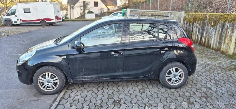 Gebraucht Hyundai i20 78 PS (57 kW) 2010 Schwarz Kleinwagen