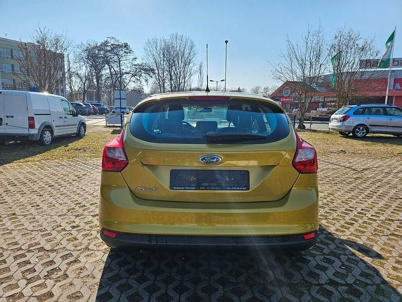 Gebraucht Ford Focus Titanium 116 PS (85 kW) 2011 Gelb Limousine