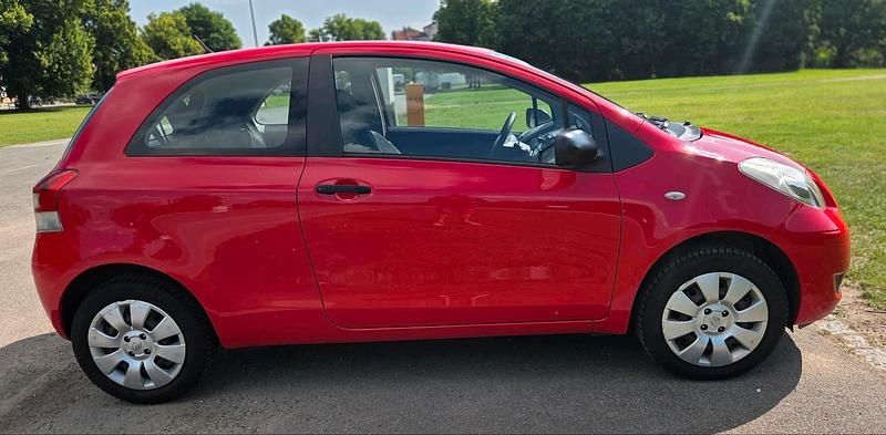 Rot Gebraucht 2010 Toyota Yaris Limousine | 2.000 € (Superpreis) - Bild 1/4