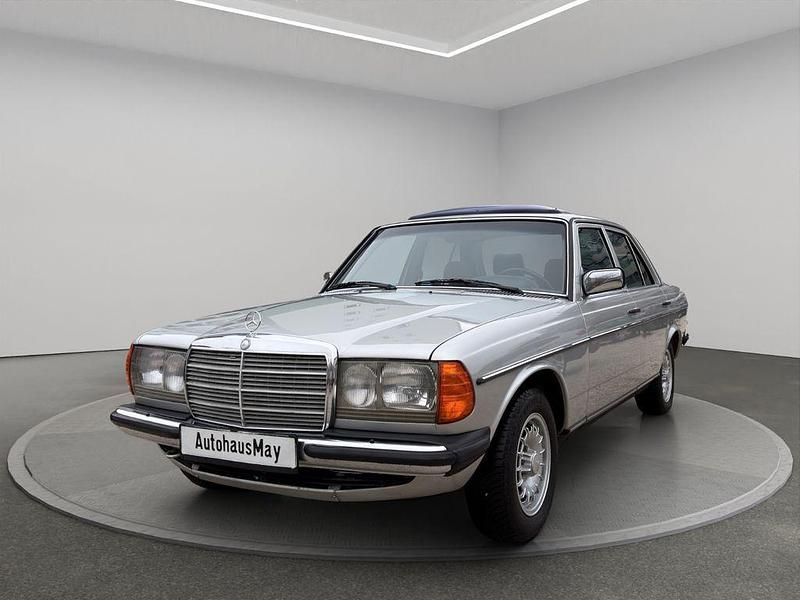 Gebraucht Mercedes E230 136 PS (100 kW) 1983 Blau Limousine