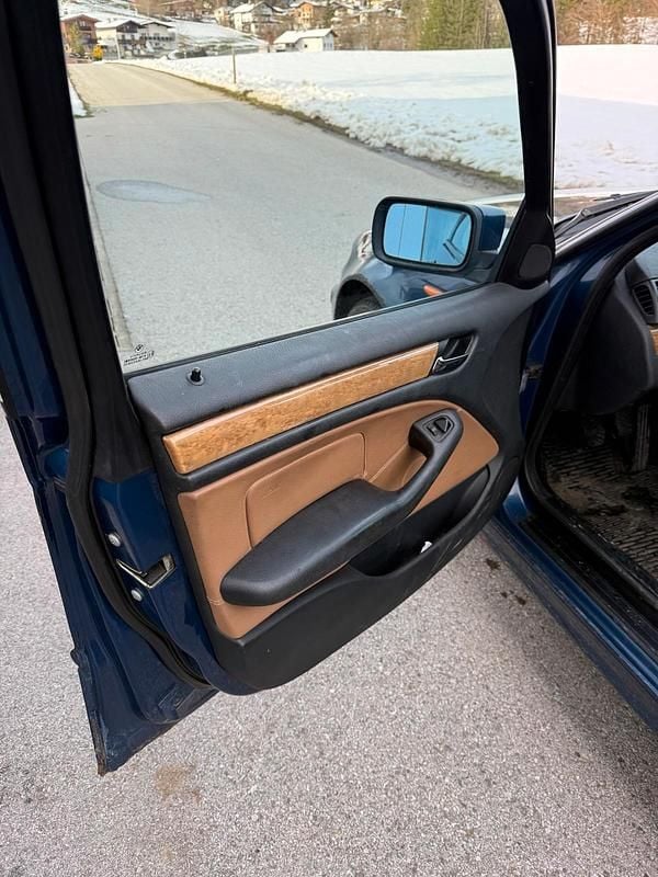 Gebraucht BMW 318 143 PS (105 kW) 2002 Blau Kombi