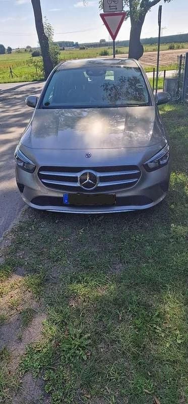 Gebraucht 2020 Mercedes B180 Style Van / Kleinbus | 23.100 € (Guter Preis) - Bild 1/4