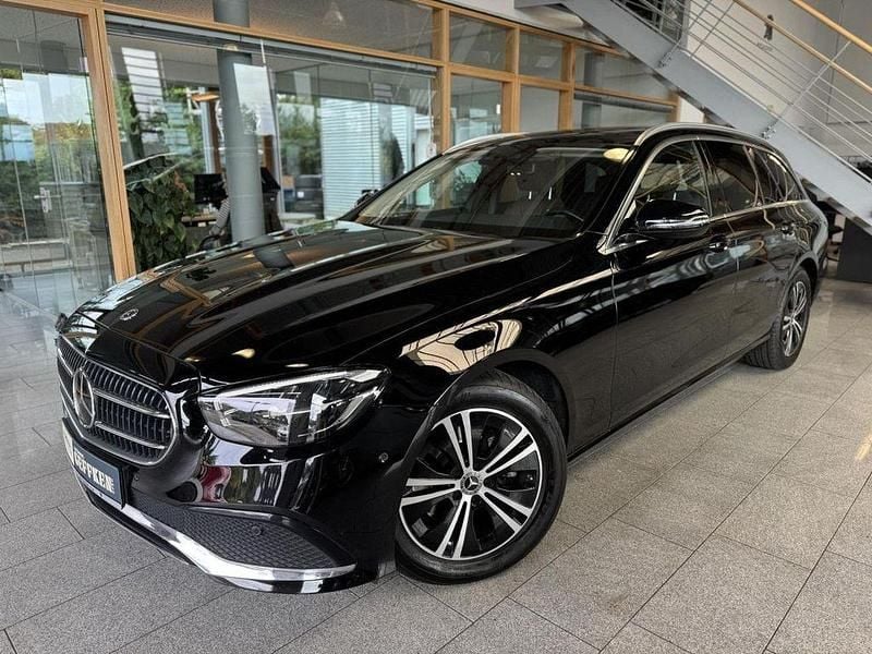 Schwarz Gebraucht 2021 Mercedes E220 Avantgarde Limousine | 31.990 € (Superpreis) - Bild 1/4