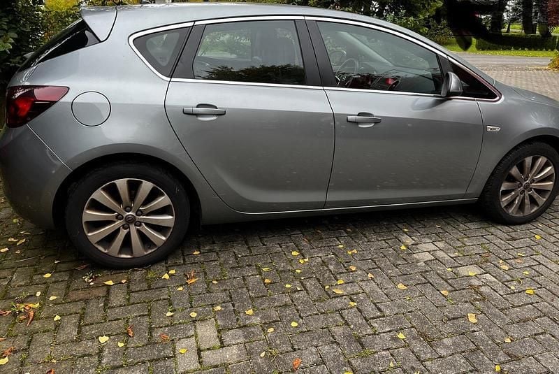 Silber Gebraucht 2011 Opel Astra Kleinwagen | 4.800 € (Fairer Preis) - Bild 1/4