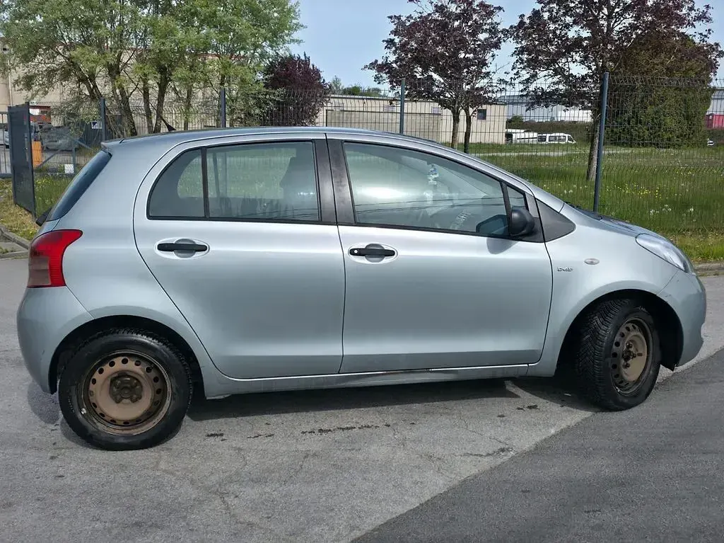 Gebraucht Toyota Yaris 75 PS (55 kW) 2006 Silber Limousine
