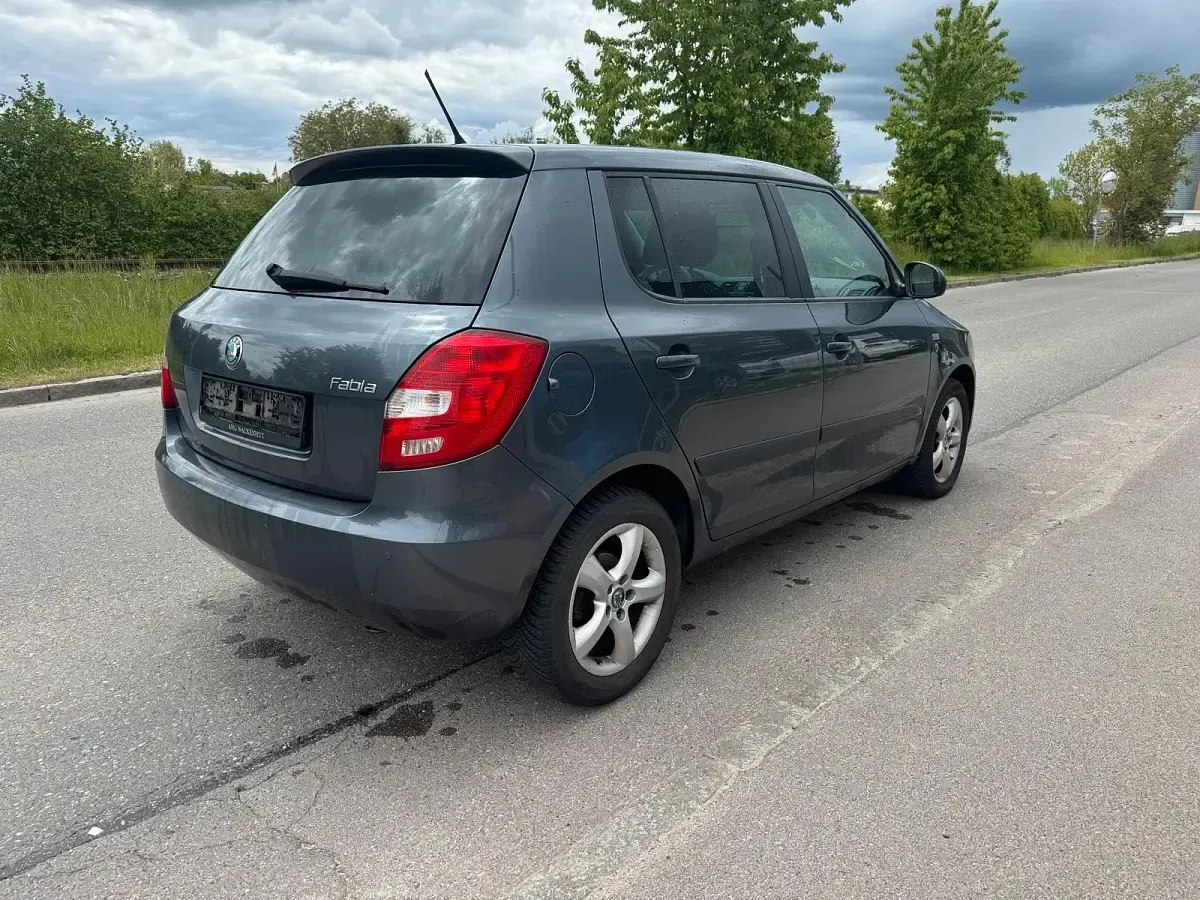 Gebraucht Skoda Fabia 80 PS (58 kW) 2011 Grau Limousine