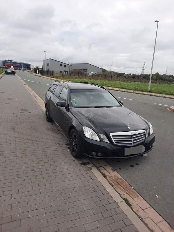 Schwarz Gebraucht 2010 Mercedes E200 Kombi | 6.999 € (Guter Preis) - Bild 1/4