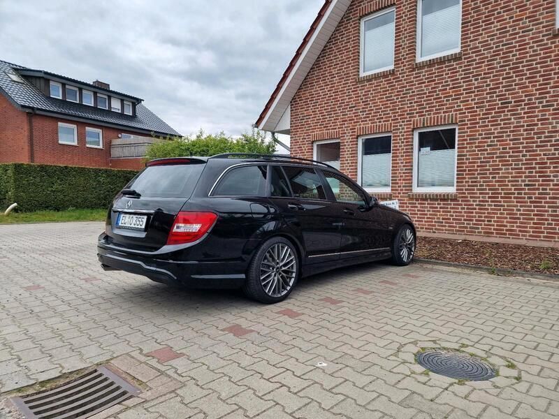 Schwarz Gebraucht 2011 Mercedes 220 AMG Kombi | 13.500 € - Bild 1/4