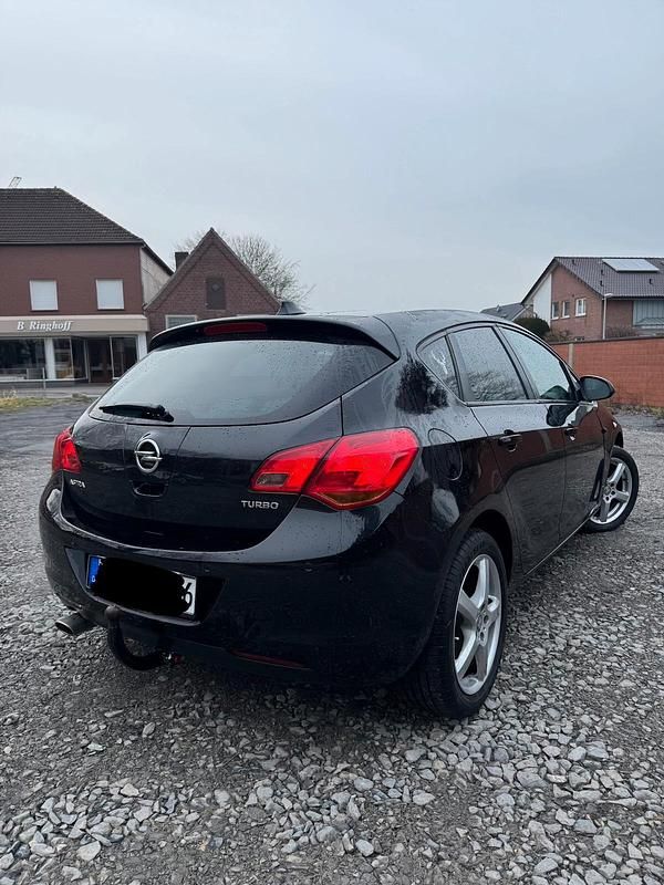 Gebraucht Opel Astra 139 PS (102 kW) 2011 Schwarz Kleinwagen