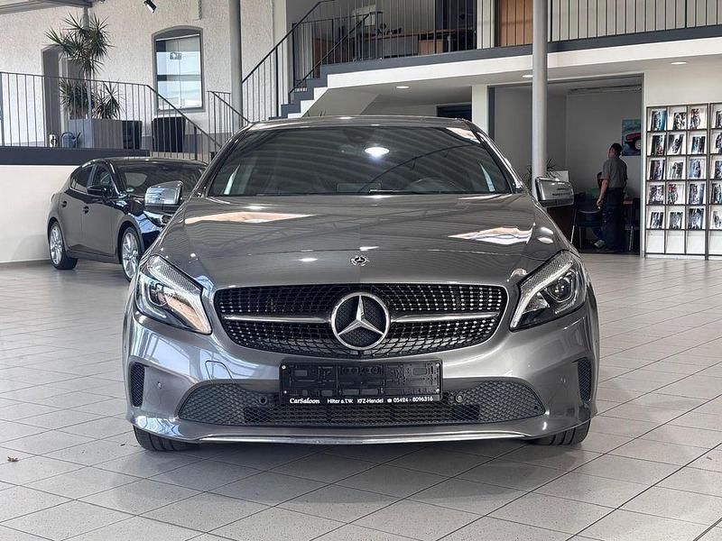 Grau Gebraucht 2017 Mercedes A180 Limousine | 16.790 € (Etwas zu teuer) - Bild 1/4