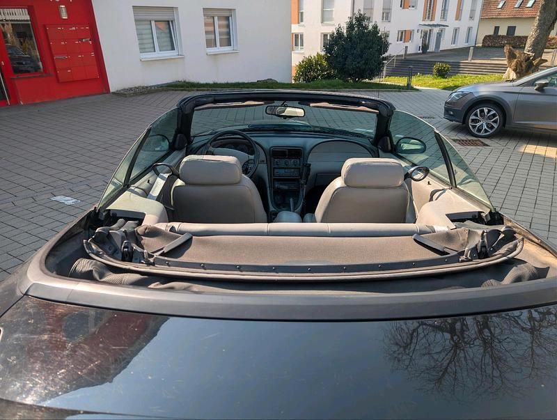 Second-hand Ford Mustang 265 CP (194 kW) 2000 Negru Cabrio