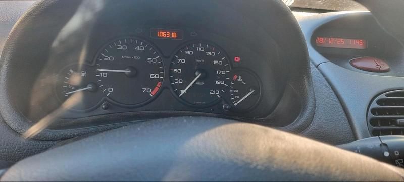 Grau Gebraucht 2008 Peugeot 206 Kleinwagen | 2.200 € - Bild 1/4