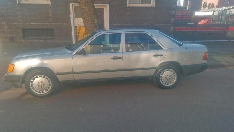 Gebraucht Mercedes E230 131 PS (96 kW) 1986 Grau Limousine