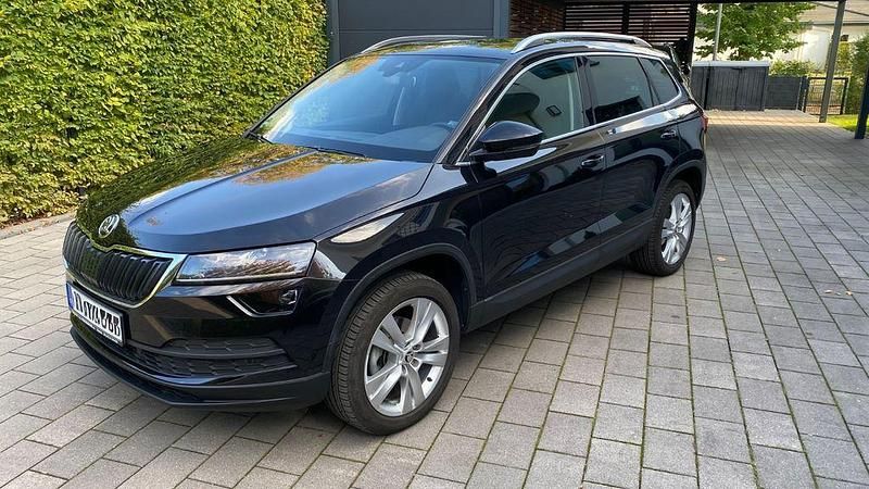Schwarz Gebraucht 2018 Skoda Karoq Style SUV | 22.200 € (Fairer Preis) - Bild 1/4