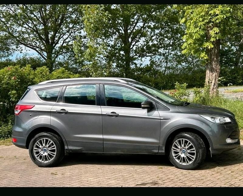 Grau Gebraucht 2015 Ford Kuga SUV | 13.700 € (Guter Preis) - Bild 1/4