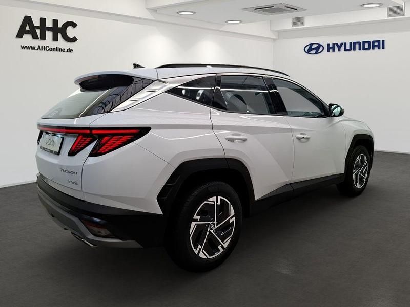 Neu Hyundai Tucson Select 239 PS (175 kW) 2025 Atlas white SUV