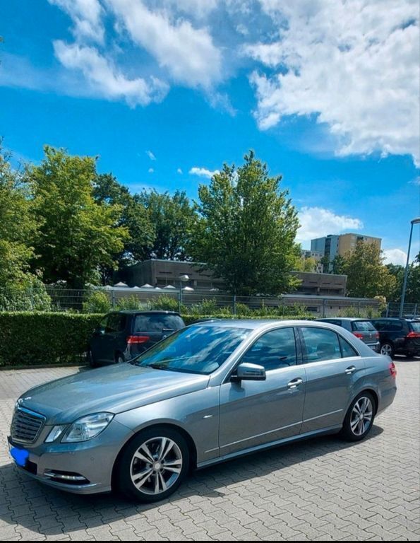 Grau Gebraucht 2011 Mercedes E250 Limousine | 8.700 € (Superpreis) - Bild 1/4