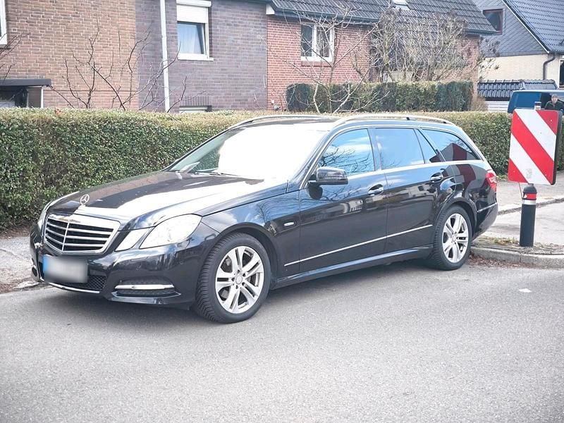 Gebraucht Mercedes E220 170 PS (125 kW) 2010 Schwarz Kombi