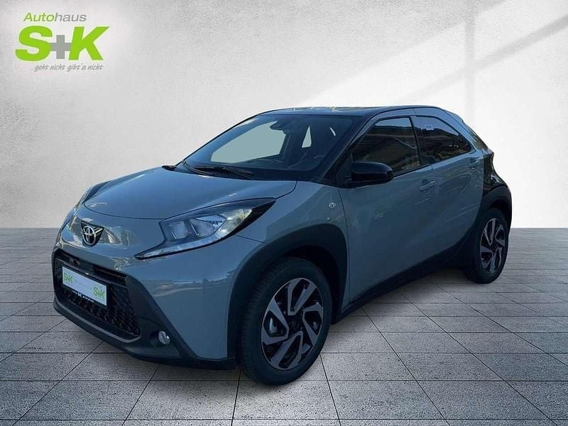 Urban khaki / night sky black Neu 2025 Toyota Aygo Kleinwagen | 20.480 € - Bild 1/4