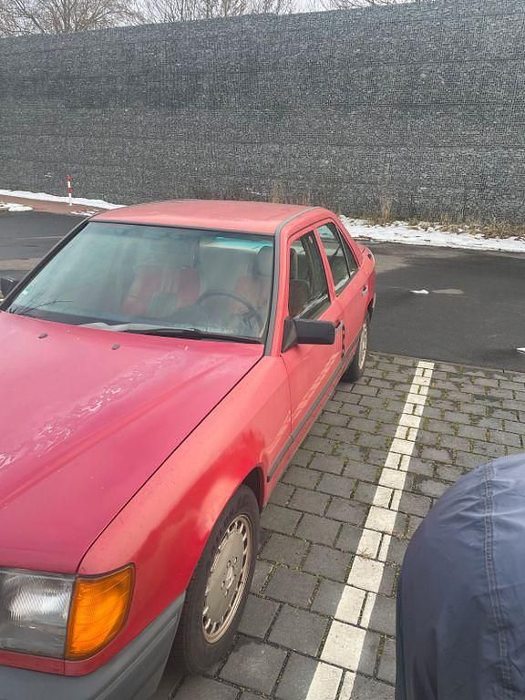 Gebraucht Mercedes E200 118 PS (86 kW) 1987 Rot Limousine