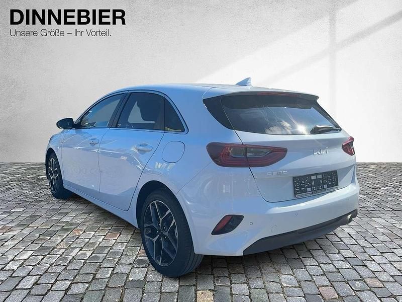 Neu Kia Ceed 140 PS (102 kW) 2025 Carraraweiss Kleinwagen
