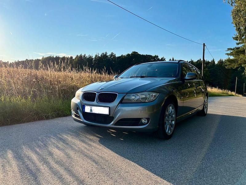 Grau Gebraucht 2012 BMW 320 Kombi | 4.190 € (Guter Preis) - Bild 1/4