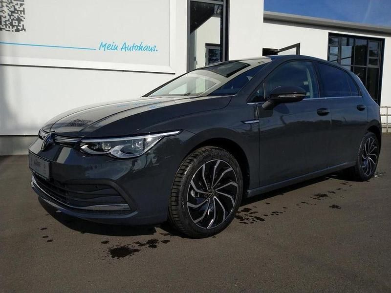 Gebraucht VW Golf VIII Style 131 PS (96 kW) 2023 Grau Limousine