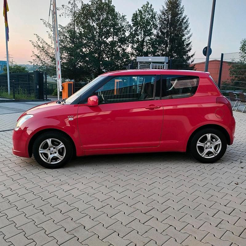 Rot Gebraucht 2006 Suzuki Swift Kleinwagen | 3.950 € (Fairer Preis) - Bild 1/4