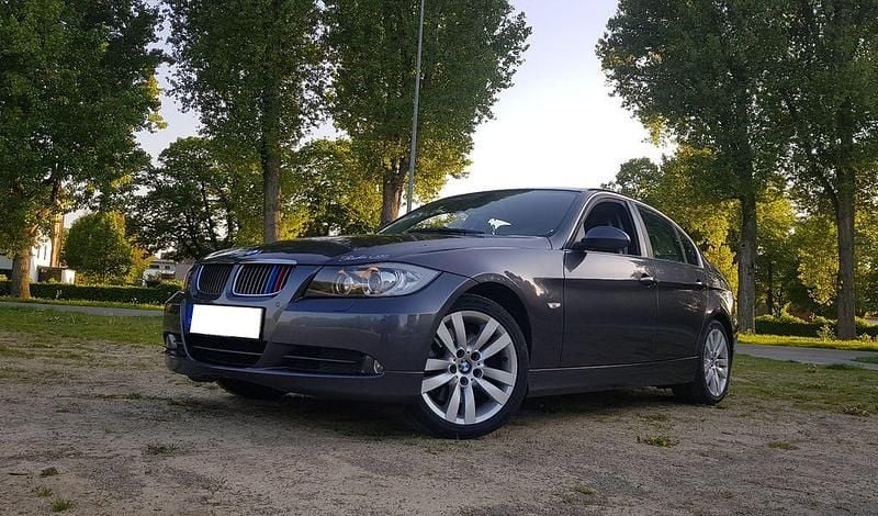 Grau Gebraucht 2005 BMW 330 Performance Limousine | 7.000 € (Fairer Preis) - Bild 1/4