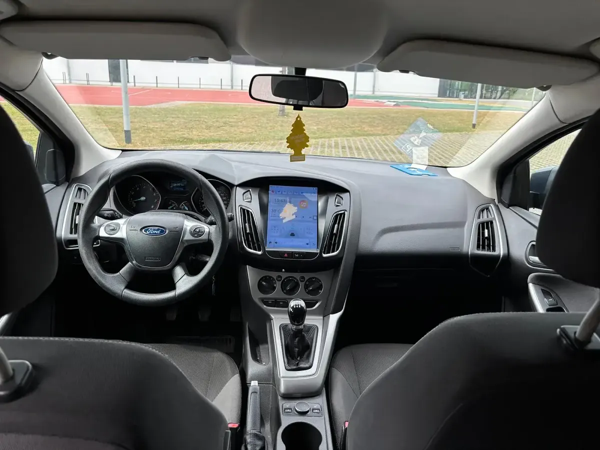 Gebraucht Ford Focus 101 PS (74 kW) 2014 Grau Limousine