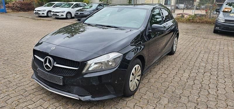 Schwarz Gebraucht 2017 Mercedes A180 Limousine | 7.490 € (Guter Preis) - Bild 1/4