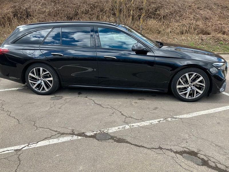 Gebraucht Mercedes E220 Advanced 197 PS (144 kW) 2024 Schwarz Kombi