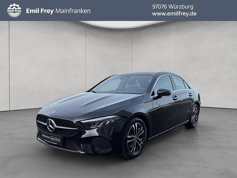 Kosmosschwarz metallic Gebraucht 2024 Mercedes A200 Advanced Plus Limousine | 30.950 € (Fairer Preis) - Bild 1/4