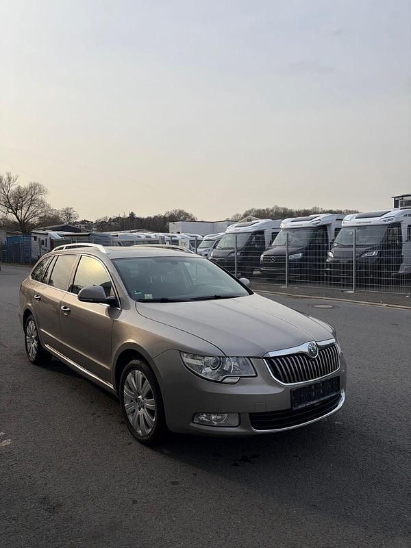 Gebraucht Skoda Superb 200 PS (147 kW) 2012 Grau Kombi