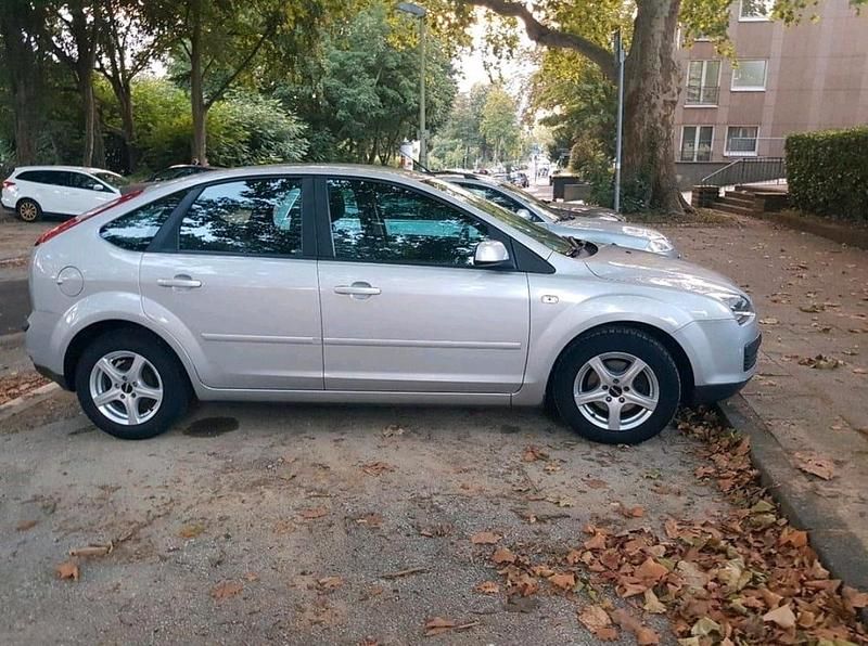 Grau Gebraucht 2007 Ford Focus Limousine | 3.000 € - Bild 1/4