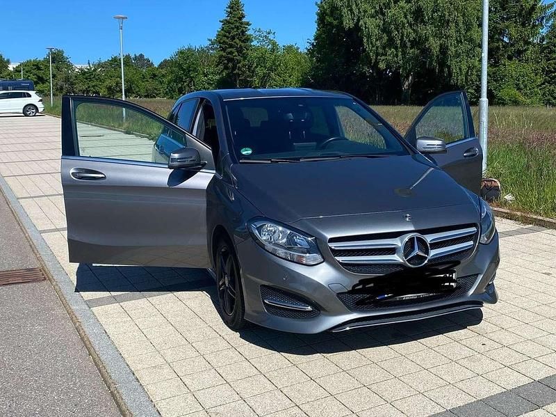 Grau Gebraucht 2018 Mercedes 180 Limousine | 18.900 € (Fairer Preis) - Bild 1/4