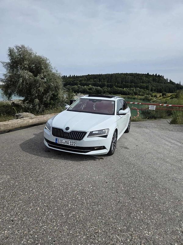 Weiß Gebraucht 2016 Skoda Superb LAURIN & KLEMENT Kombi | 14.500 € (Guter Preis) - Bild 1/4
