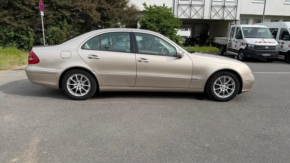 Gebraucht Mercedes E320 Elegance 204 PS (150 kW) 2003 Gold Limousine