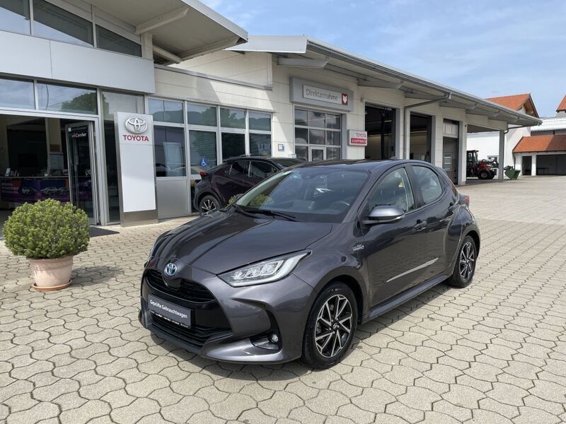 Grau Gebraucht 2021 Toyota Yaris Hybrid Club Limousine | 17.900 € (Fairer Preis) - Bild 1/4