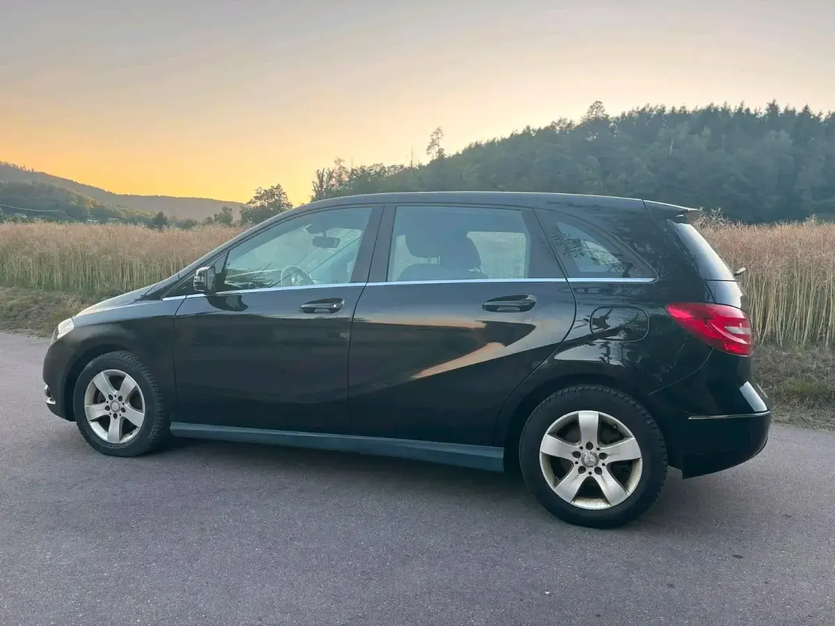 Gebraucht Mercedes B180 109 PS (80 kW) 2013 Schwarz Kleinwagen