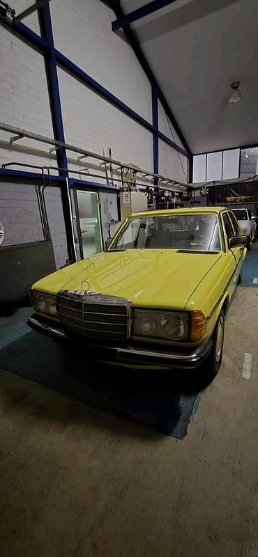 Gebraucht Mercedes 240 65 PS (47 kW) 1976 Gelb Limousine