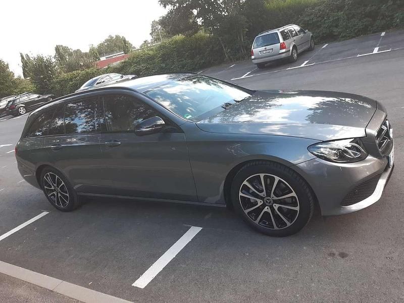 Silber Gebraucht 2019 Mercedes E200 Avantgarde Kombi | 22.999 € (Guter Preis) - Bild 1/4