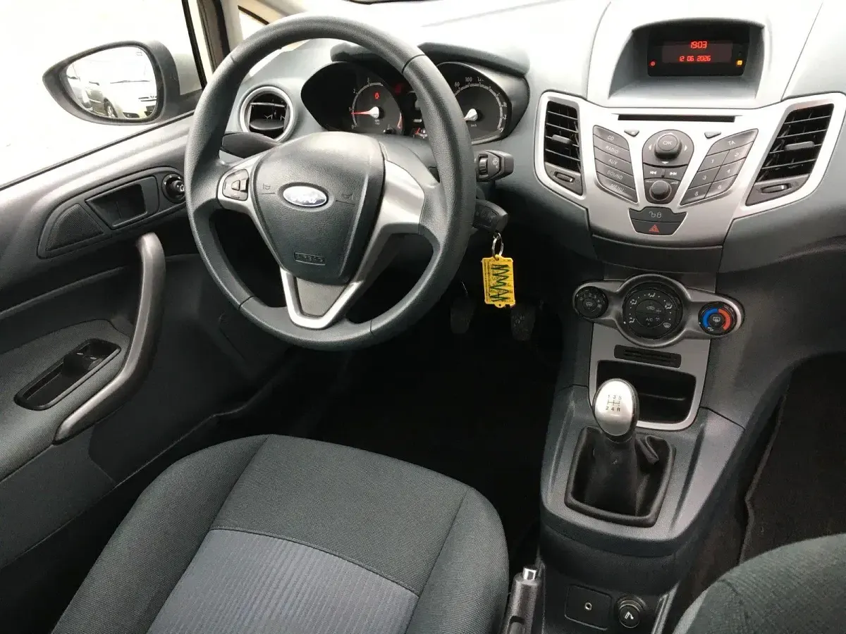 Gebraucht Ford Fiesta Trend 82 PS (60 kW) 2011 Silber Limousine