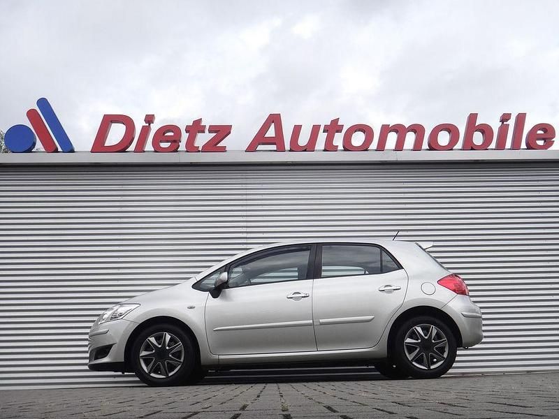 Hellgrau (metallic) Gebraucht 2009 Toyota Auris Limousine | 5.500 € (Guter Preis) - Bild 1/4